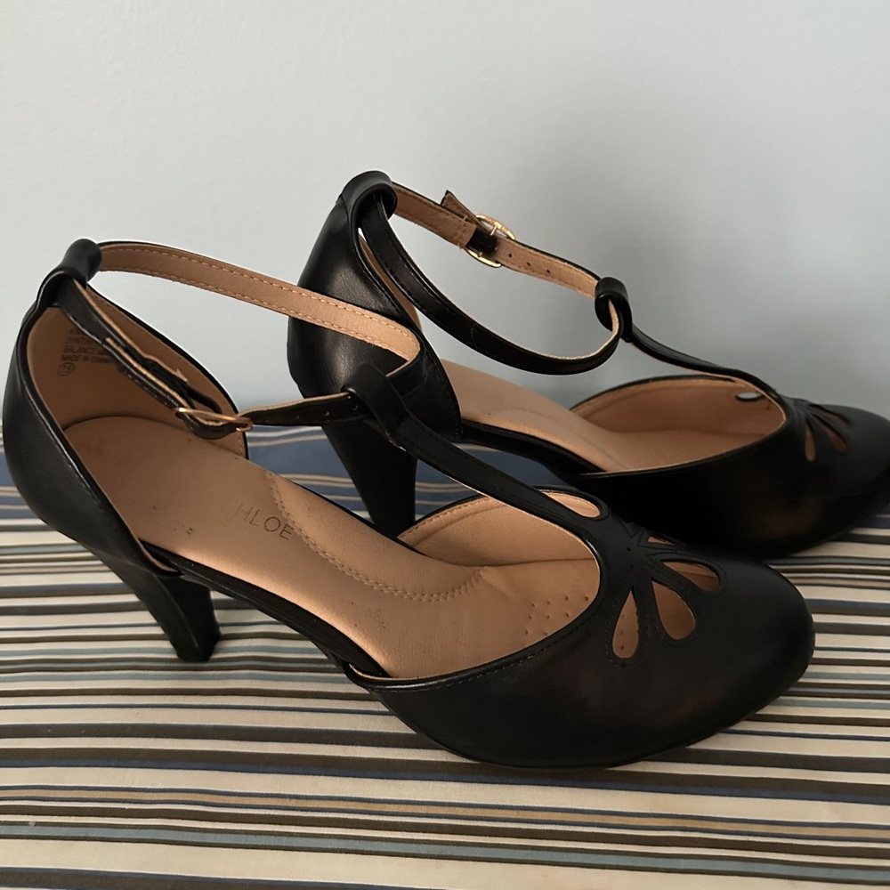 Chase + Chloe Kimmy T-Strap Pumps Black Retro